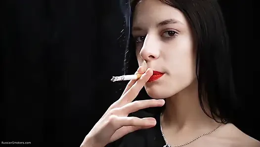 İnce piliç iki kırmızı sigara içiyor