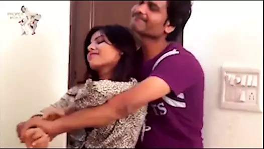 Desi Poonam ko padosi ne bra dene ke bahane choda