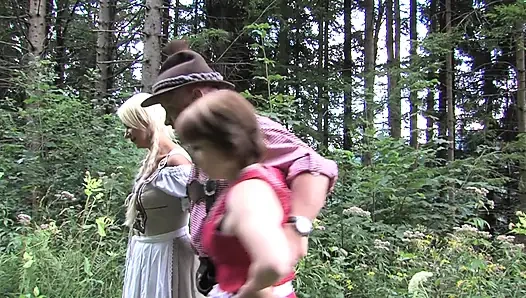 Azgın kızlar teknede yarak emdikten sonra sırayla sikiliyor