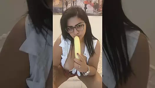 Azgın, yaramaz ve gözlüklü: Nicoly muz oyuncağıyla sert boşalıyor