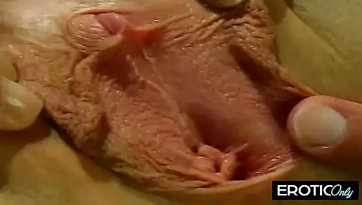 Gırtlağına kadar esnetiyor, gözler sulanıyor, her saniyesini seviyor