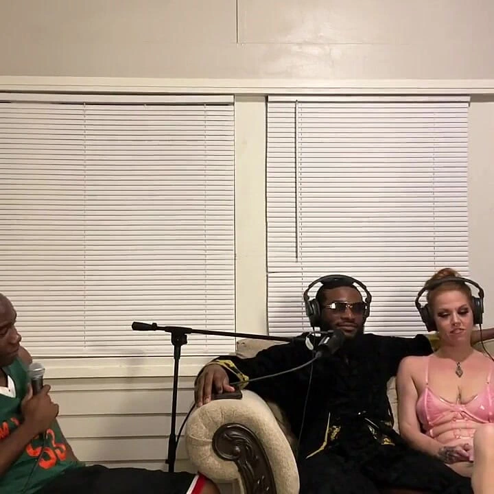 Tilki ve tazılar - Foxi Vixen vahşi yetişkin konuşma podcast'i için Mrflourish ve adamlara katılıyor