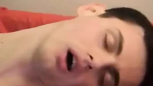 Twink büyük ve sert bir yarağa biniyor