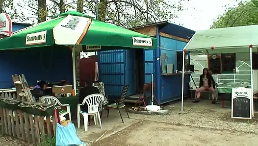 Kayboldum ve çok ateşli, çok sıkı ve tıraşlı amcığımla sikişme karşılığında bölgede bilgi istiyorum