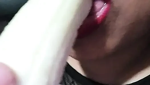 Muz yiyen seksi görünüyor