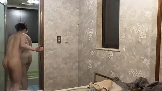 Karşı konulmaz tombul ve kalın bir vücuda sahip, sapık bir sürtüğün baştan çıkarması. Bölüm 1