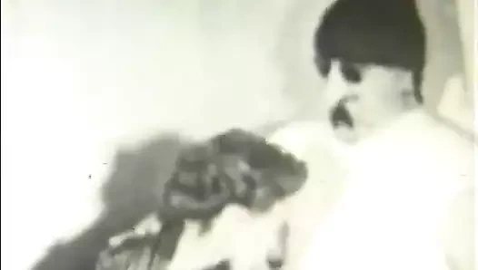 Küçük memeli çarpıcı esmer bebek uzun bir yarağı seviyor