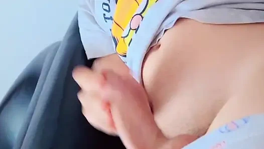 Yakışıklı öğrenci büyük yarağını sıvazlıyor