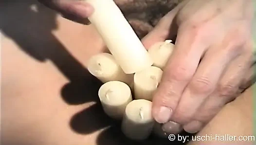 Amatör kız Susanne bir spekulum, 8 mum ve bir sopa kola ile eğleniyor