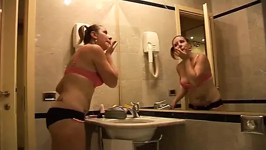 Tatlı genç kız olgun adamı baştan çıkarıyor