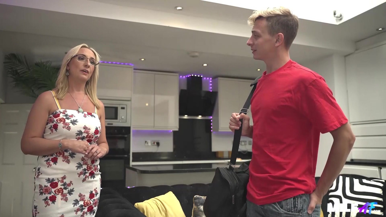 MilfAF - A Night at the AirBnb with Keira Rose