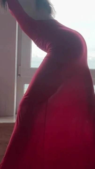 Kırmızı uzun elbiseli seksi ateşli yoga | Klip 3