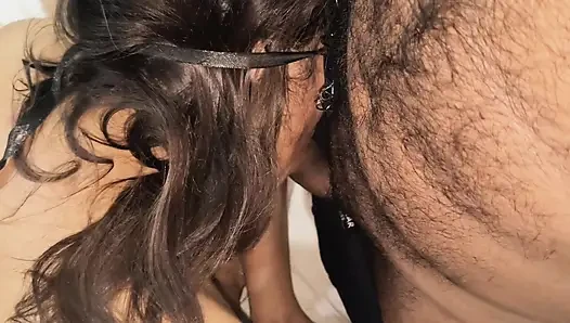 Hintli kız vücut masajı yapıyor