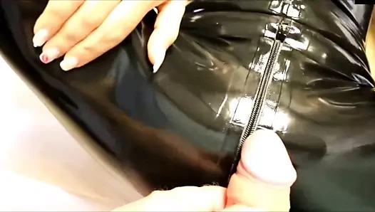 POV sarışın içinde seksi lateks rammed için orgazm