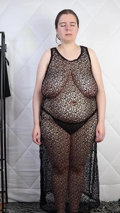 Платье в чулках-сеточках.