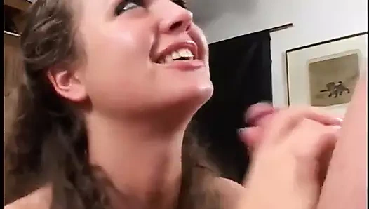 Ateşli esmer adam amını yalarken klitorisiyle oynuyor