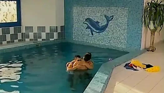 Yüzme havuzunda üçlü sikiş