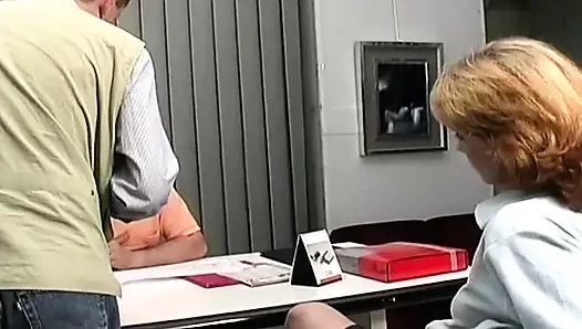 Azgın orta yaşlı seksi kadının kıllı amcığı esnetiliyor ve zonklayan yarakla dolu
