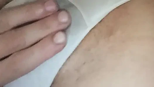 Amcığımı orgasn'a sürtüyorum