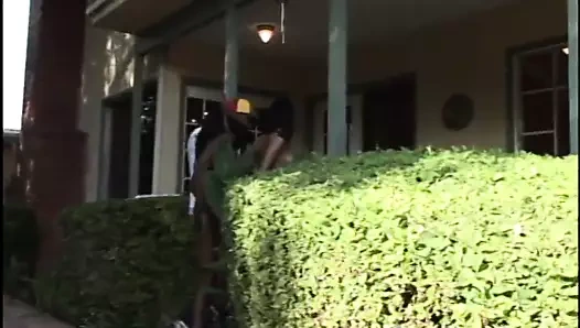 Çarpıcı dövmeli bebek çarptım sert tarafından siyah ve beyaz musluklar