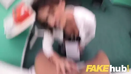 Sahte hastane çift yardım arasında boşalmak için seksi İspanyol öğrenci