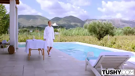 Rahatlamak için onu tek yol kıçını bir horoz ile kıç