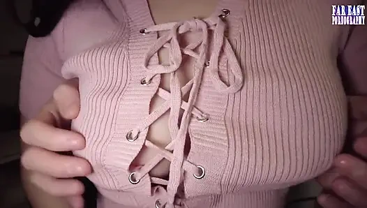 Utangaç j fincanı ile gizli sıkma mutluluk sinsi bir bitiş aşaması için büyük kıvrımlarını gizliyor.3