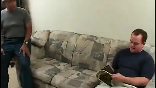 Tombul sürtük iki büyük yarağı tatmin ediyor