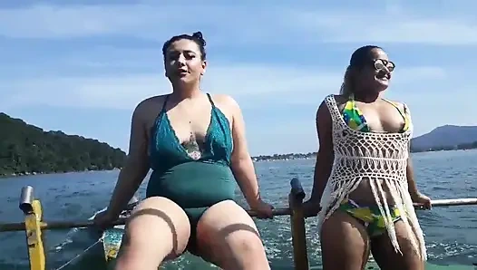 Paty Butt ve üvey oğlu Agatha Ludovino ile herkesin içinde teknede teşhircilik