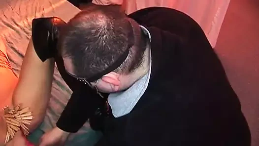 Azgın Alman sarışın sert bdsm üçlü seksten sonra dölleniyor