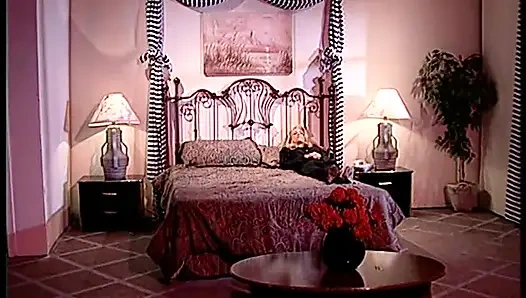 Sahte memeli sarışın şişman adamı baştan çıkarıyor