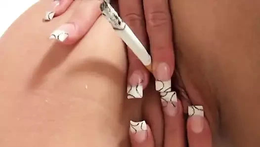 civciv koyar sigara içinde onu KEDİ