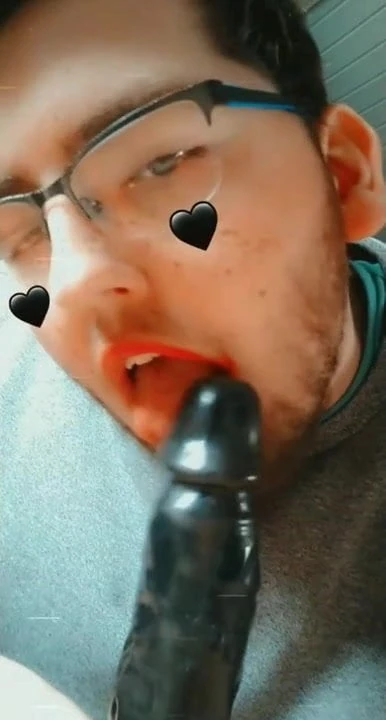 Ботанистая членососка наслаждается своим черным дилдо