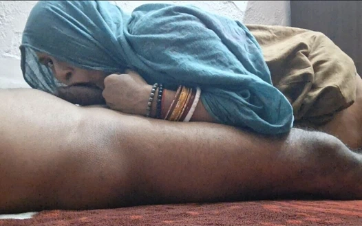 İri göğüslü banuu azgın bir kadın üvey babasıyla sikişiyor ve siyah kalın yarağına biniyor