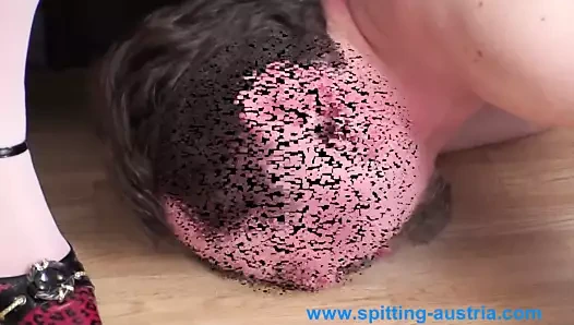 Sahibeler tükürüyor