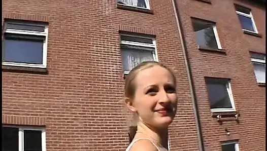 Sevimli genç kız yarağı olması gerekenden çok seviyor