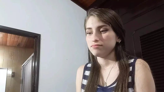 Masum yüzlü üvey kız kardeşim bana harika bir oral seks yapmasına izin vermemi istiyor