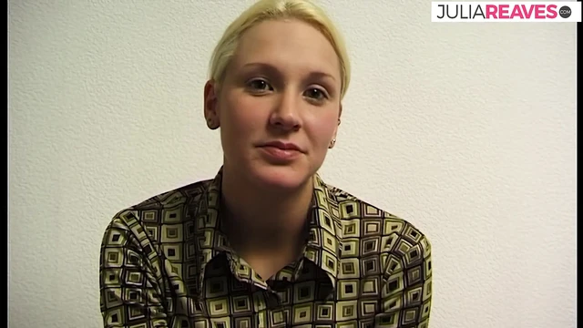 Sarışın sürtük çıplakken klitorisini ovuyor ve göğüslerini sıkıyor