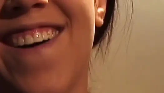 Ateşli hatun sıkı götünü büyük yarakla dibine kadar dolduruyor