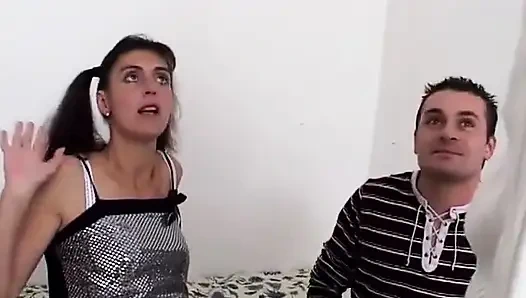 Amatör sürtük iki eş değiştiren tarafından sikiliyor ve filme alındı