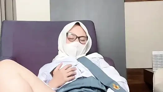 Lise öğrencisi büyük götünü fışkırtarak gösteriyor