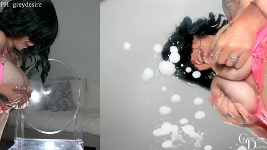 Çift açılı büyük memeli orta yaşlı seksi kadın süt dağıtıyor - gri arzu