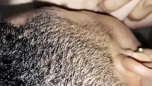 Üvey annemi merdivenlerde çıplak yakaladım ve üvey babam dışarıdayken amını siktim.