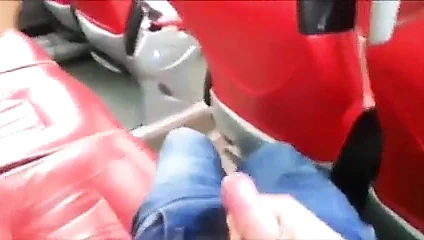 Geiler boy wichst im Zug