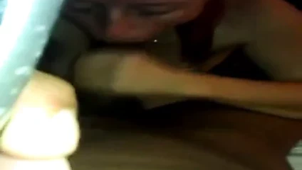 Kızıl saçlı kadın büyük zenci alıyor