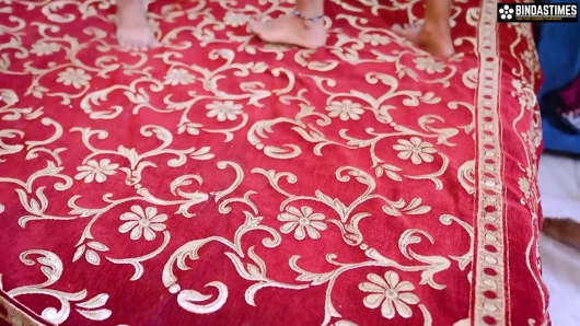 Hintli ateşli ve seksi üniversiteli kız iki erkek öğretmen tarafından sert üçlü seks yapıyor (Hintçe ses )