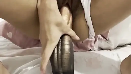 Ateşli sıska latin büyük dildoya biniyor ve nefis inliyor