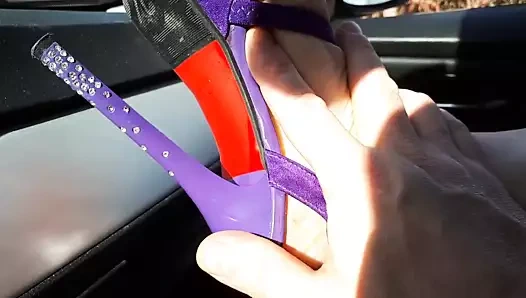 Topuklu kaba ayakları okşamak