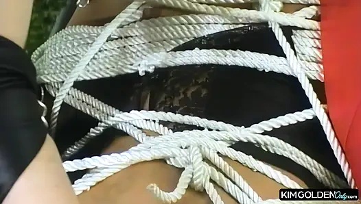 Gefesselte Lust Dominante Herrin peitscht Sub