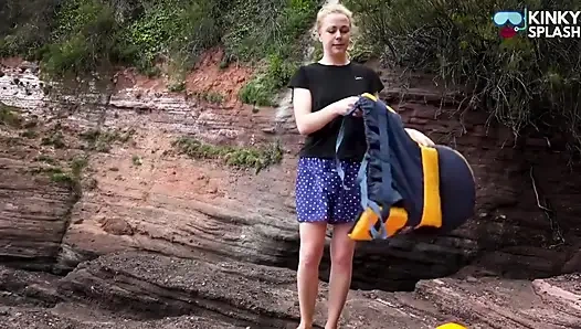 İçine boşalmak için en seksi can yeleğini seçiyor